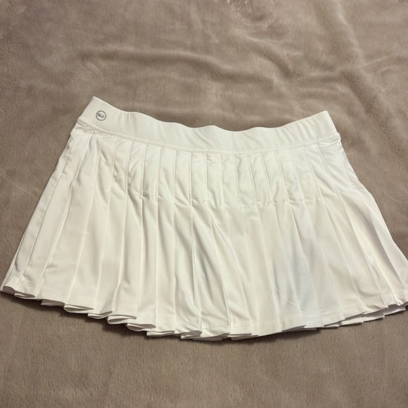 White Pleated VineyardVines Tennis/Golf Skirt with Built in Shorts with Pockets - Picture 2 of 4